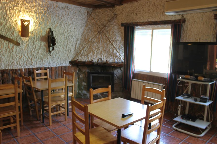 Cafeteria, sala de estar con chimenea