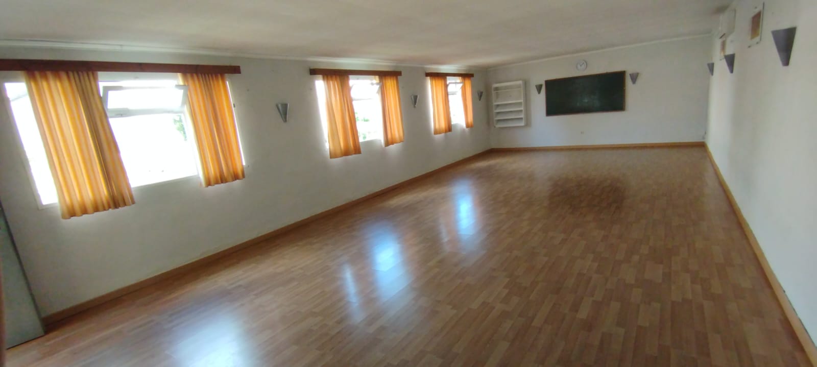 Interior de la sala pequeña (sala 1 de 60 m2)