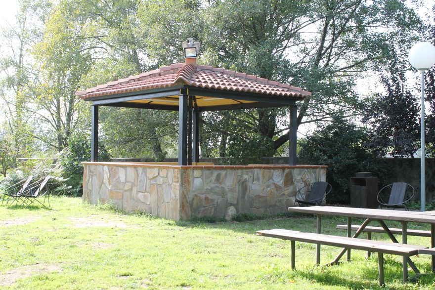 Jardín con barbacoa para las cenas de verano