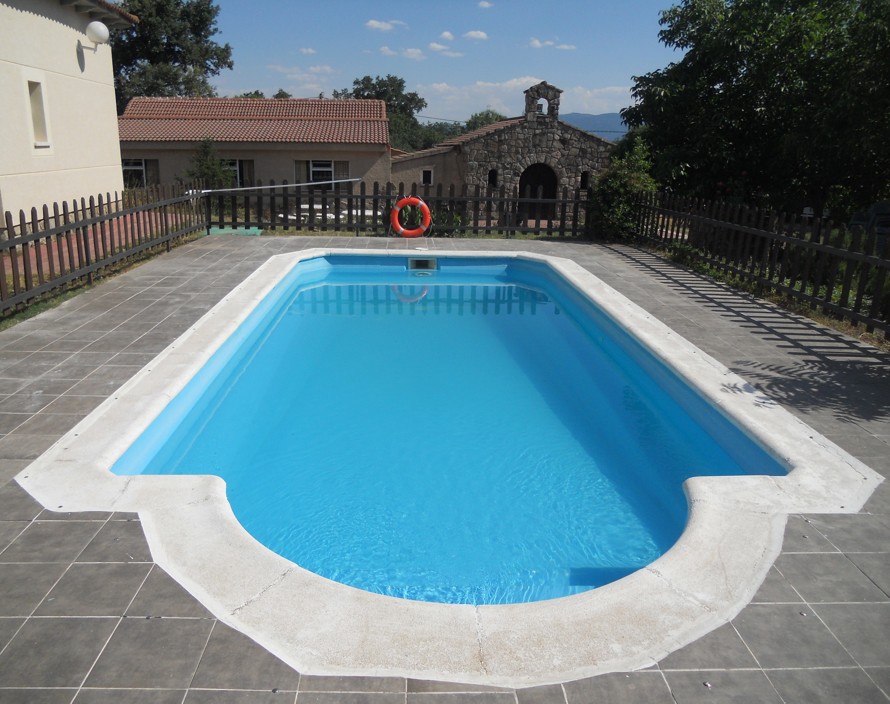 Piscina de verano con ducha solar