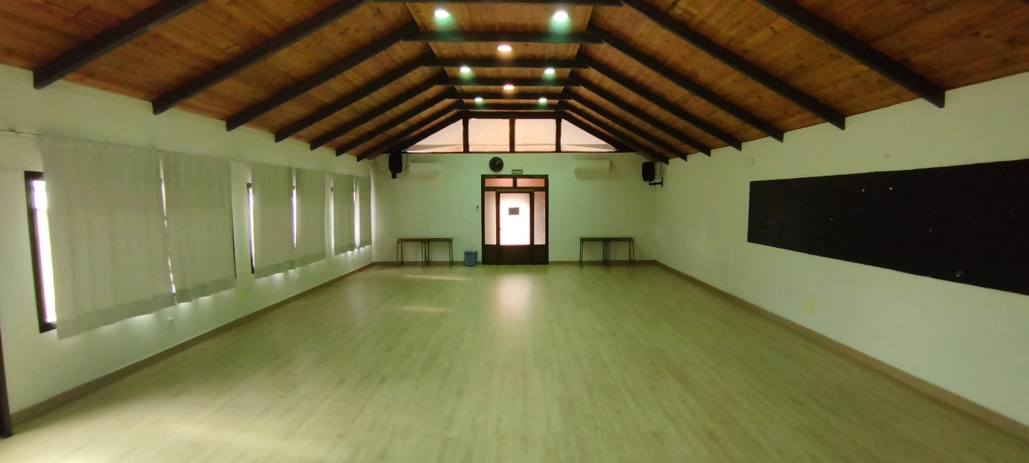 Interior de la sala grande (sala 2 de 120 m2) Con suelo radiante